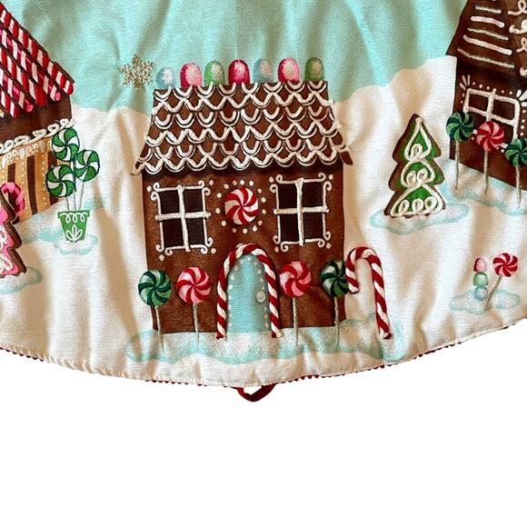 Nicole Miller 50in Gingerbread House Christmas Tree Skirt Embroidered New - Picture 9 of 16